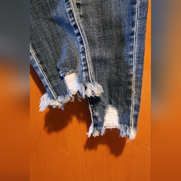 NWOT KanCan Distressed Sharkbite Skinny Jean - Picture 7 of 11